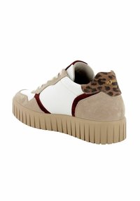 Sneaker in pelle e camoscio bianco, beige e bordeaux. Presenta un accento in stampa leopardata sul tallone e una suola spessa e scanalata.