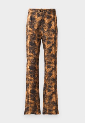 Pantaloni a zampa d'elefante con stampa serpente, caratterizzati da tonalità di marrone e nero. Realizzati in tessuto liscio con vita aderente e cintura.