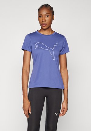 T-shirt violet à manches courtes en tissu lisse et respirant, avec un logo puma de course blanc sur le devant. Associé à un legging noir.