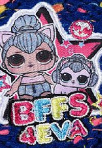 Karykaturalna łatka z dwoma postaciami o dużych oczach, jasnoniebieskich włosach i uszach kota, umieszczona na kolorowym tle gwiazd z napisem "BFFS 4EVA".