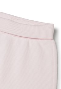 Růžové tepláky s žebrovaným pasem a hladkou texturou, představující jednoduchý design bez viditelných ozdob nebo vzorů.