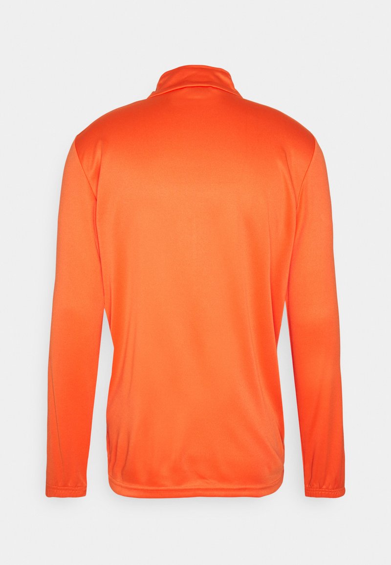 Camiseta de manga larga en color naranja brillante, fabricada con un tejido suave y ligero. Presenta un cuello alto y puños ajustados. Sin patrones ni acentos visibles.