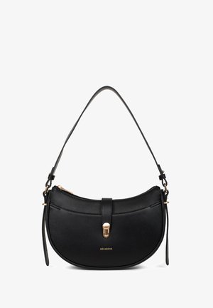 Czarna skórzana torebka o zaokrąglonym kształcie, zapięcie na złoty hardware i regulowanym paskiem. Logo wytłoczone na przedniej stronie.