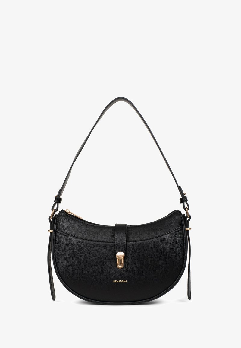 Czarna skórzana torebka o zaokrąglonym kształcie, zapięcie na złoty hardware i regulowanym paskiem. Logo wytłoczone na przedniej stronie.