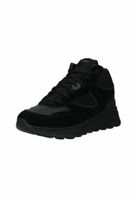Zapatilla deportiva negra con una combinación de ante y materiales sintéticos. Cuenta con suela de goma, diseño con cordones y un cuello acolchado para mayor soporte.