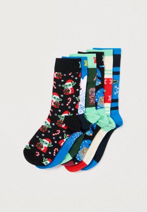 Sæt af seks sokker med forskellige mønstre: sort med feriefigur, grøn, blå, rød og stribede designs, alle lavet af blødt stof.