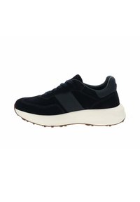 Sneaker da uomo in camoscio nero con suola bianca spessa e battistrada marrone, dotato di striscia laterale nera e chiusura con lacci.