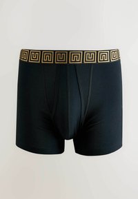Sorte boxer briefs lavet af et blødt materiale med en mønstret guld elastik, der har geometriske designs. Forsiden har en pose til støtte.