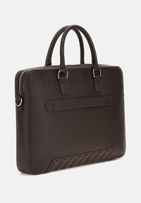 Braune Lederaktentasche mit texturierter Oberfläche, ausgestattet mit zwei Tragegriffen, Reißverschluss und einem diagonalen gestreiften Akzent am Boden.