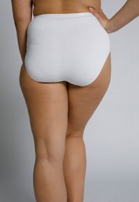 Bílé bavlněné kalhotky s vysokým pasem, hladkým povrchem a kompletní zakrytím, z pohledu zezadu.