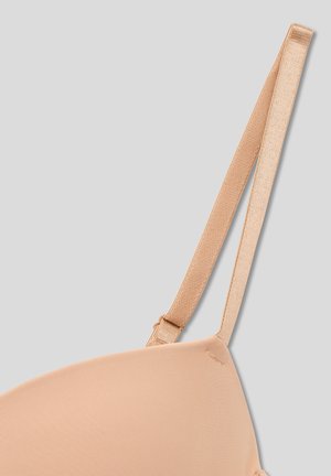 Reggiseno nude con tessuto liscio e testurizzato. Spalline in satin regolabili e coppe senza cuciture. Leggermente imbottito per supporto, con sottili dettagli di cucitura.