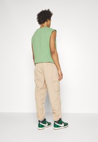 Nike Sportswear Pantaloni cargo - hemp/black