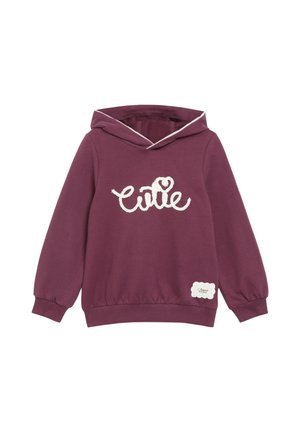 Lila Kapuzenpullover mit weißem kursivem "cutie"-Text und einem kleinen weißen Fleck nahe dem unteren Saum auf einfarbigem Hintergrund.