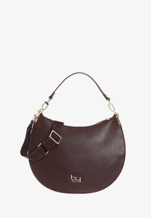 Borsa a tracolla in pelle bordeaux dalla forma arrotondata, con tracolla regolabile, dettagli in metallo color oro e un logo sul davanti.