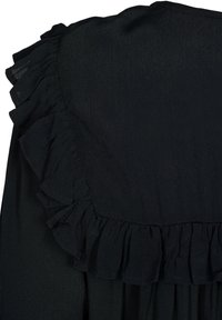 Tissu noir avec un détail de col volé. La texture semble lisse avec un subtil éclat, créant un effet superposé.