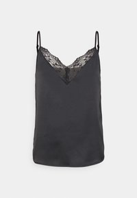 Camisola di satin nero con scollatura a V e rifiniture in pizzo sul collo. Presenta spalline sottili regolabili e una texture liscia, con un orlo leggermente curvato.