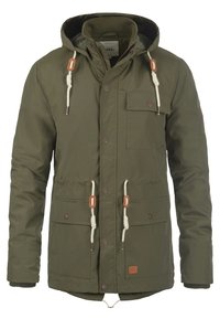 Olivgrüner Parka mit einem Frontreißverschluss, verstellbarem Kapuzenzug und zwei Fronttaschen. Mit braunen Lederakzenten und weißen Kordeln ausgestattet.