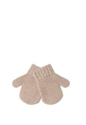 Par beige strikkede vanter med ribstrikkede manchetter på en hvid baggrund.