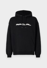 Hanorac negru din material moale, cu un buzunar kangaroo frontal, glugă cu șnur și un text alb îndrăzneț cu logo pe piept.