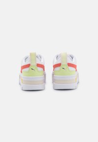 Puma MAYZE - Sapatilha de treino - white/pistachio