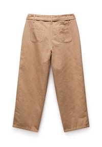 Tanskleurige katoenen twillbroek met een recht model. Voorzien van twee achterzakken, zichtbare stiksels en een subtiele logo-detail op een van de zakken.