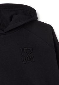 Sudadera negra con un diseño en relieve que incluye el texto "Te quiero" y un cráneo dentro del corazón. Tejido suave con cuello con capucha.