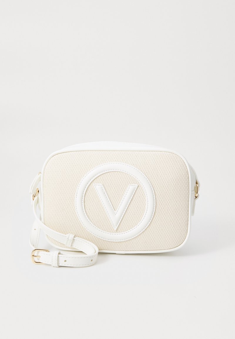 Bolsa tiracolo branca com tecido bege texturizado, grande logótipo circular, detalhes lisos brancos e alça ajustável. Detalhe em metal dourado.