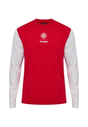 Czerwona sportowa koszulka z długim rękawem z białymi rękawami, z logo "Dansk Boldspil Union" i nazwą marki "hummel" na piersi.