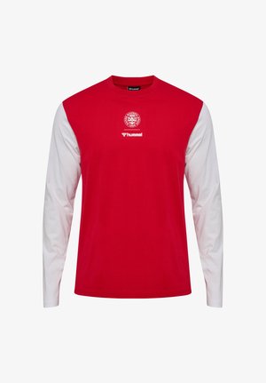 Czerwona sportowa koszulka z długim rękawem z białymi rękawami, z logo "Dansk Boldspil Union" i nazwą marki "hummel" na piersi.