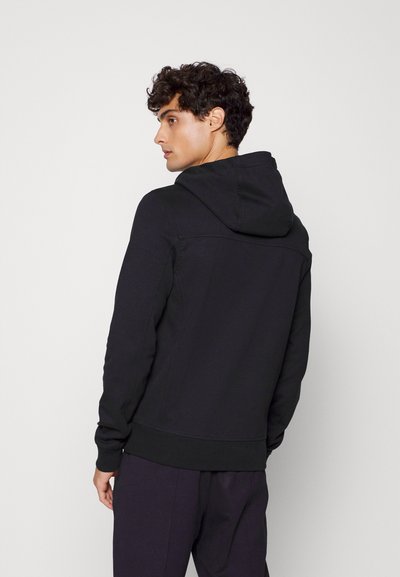 Sweatshirt com capuz preto, apresentando uma textura suave, punhos e bainha com canelados, design minimalista sem padrões proeminentes.