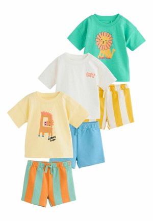 Drei Kleinkinder-Outfits mit T-Shirts mit Cartoon-Tieren und passenden farbenfrohen gestreiften oder einfarbigen Shorts vor weißem Hintergrund.