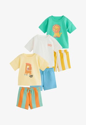 Drei Kleinkinder-Outfits mit T-Shirts mit Cartoon-Tieren und passenden farbenfrohen gestreiften oder einfarbigen Shorts vor weißem Hintergrund.