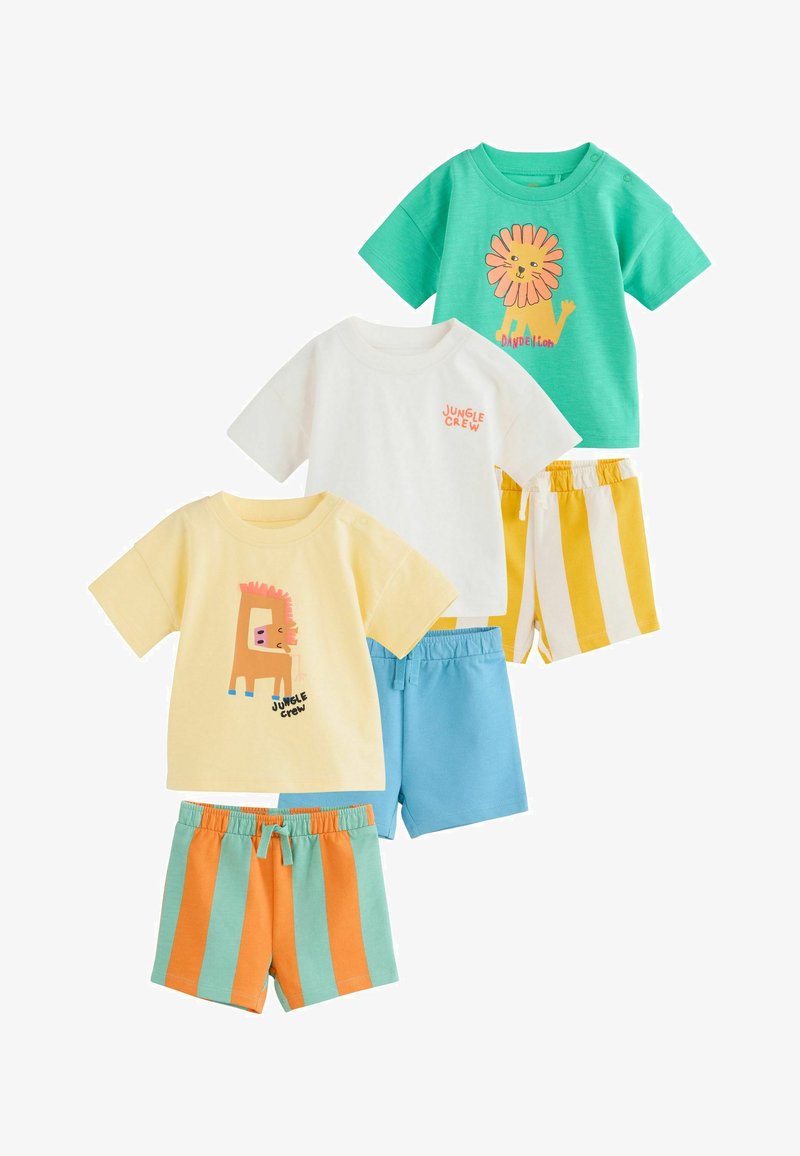 Tres conjuntos para niños pequeños con camisetas de animales de dibujos animados y pantalones cortos a rayas coloridas o lisos a juego sobre un fondo blanco.