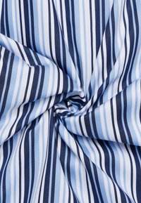 Tessuto a righe con strisce alternate di blu scuro e blu chiaro, su una texture morbida e liscia, disposte in un motivo vorticoso.