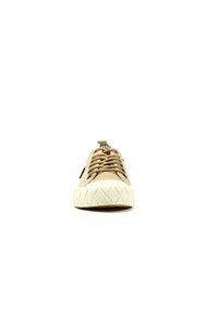 Beige Segeltuch-Sneaker mit runder Zehenpartie, ausgestattet mit einer auffälligen weißen strukturierten Sohle, braunen Schnürsenkeln und einem schwarzen Logo-Tag auf der Zunge.