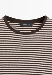 Hnědý a krémový pruhovaný svetr s kulatým výstřihem s černým štítkem "Massimo Dutti" přišitým uvnitř výstřihu.