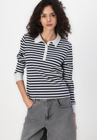 Marineblå og hvit stripet langermet polo skjorte med lys grå krage og mansjetter, med en knappet placket og ribbestruktur.