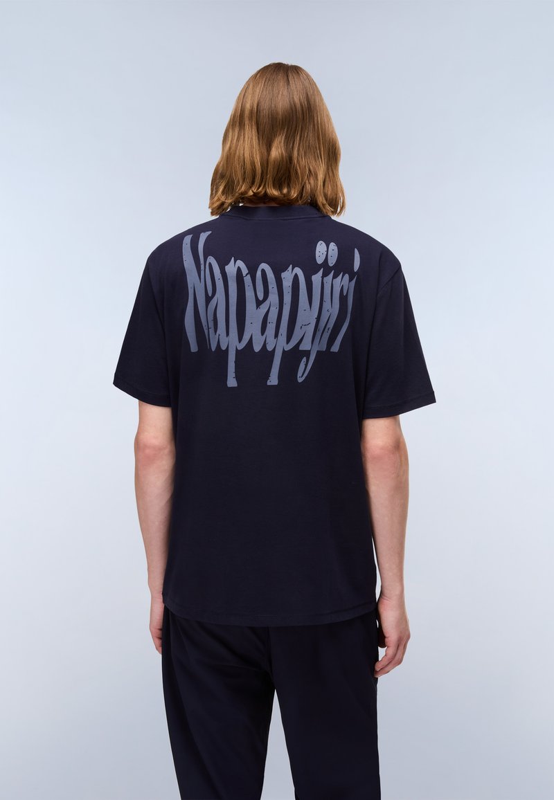 Navyblaues T-Shirt mit großem grauem Aufdruck "Napapijri" auf dem Rücken. Rundhals, kurze Ärmel und lockere Passform. Weiches Baumwollmaterial.