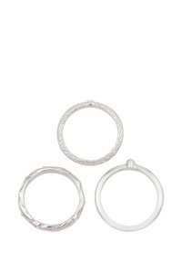 Kolm hõbedast sormust: üks sile, üks lehemustritega tekstureeritud ja teine lihtsa kujundusega. Kõik on ümmargused ja läikivad.