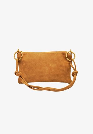 Pochette en daim brun avec une surface texturée, dotée d'une sangle tressée et d'accents en or fixés à des anneaux circulaires.