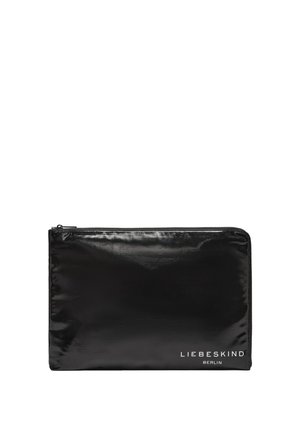 Schwarze synthetische Clutch mit einer glänzenden, glatten Textur. Verfügt über einen oberen Reißverschluss und eine weiße, geprägte "LIEBESKIND BERLIN"-Markierung.