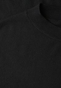 Maglione nero lavorato a maglia con collo a costine e texture liscia, caratterizzato da un colore nero uniforme e profondo.