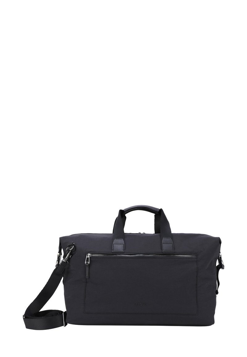 Borsa da viaggio in tessuto nero con manici doppi, tracolla removibile e tasca frontale con zip. Texture liscia con branding minimale.