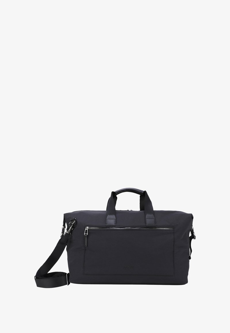 Czarna torba podróżna z tkaniny, z podwójnymi uchwytami, odpinanym paskiem na ramię i przednią kieszenią na zamek. Gładka tekstura z minimalnym logo.