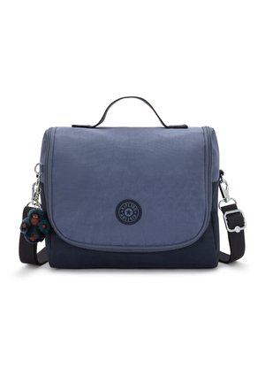 Sac à bandoulière Kipling bleu marine avec une poignée supérieure, une sangle noire réglable, un rabat à fermeture éclair et un petit porte-clés peluche singe attaché.
