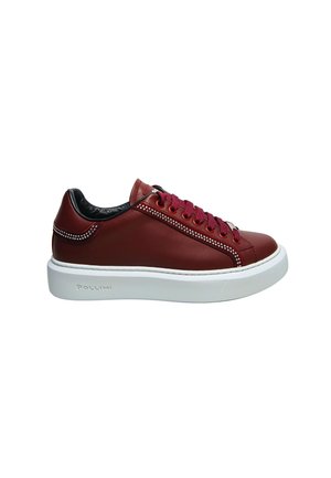 Low-top sneaker van bordeauxrood leer met bordeauxrode veters, strass-accenten, zwarte voering en dikke witte rubberen zool met het merk "Pollini".