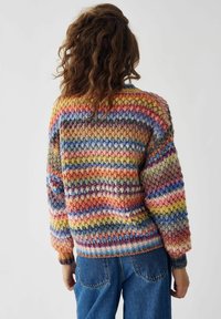 Meerfarvige gebreide trui met horizontale strepen in roze, blauw, geel en groen. Voorzien van geribbelde boorden aan de mouwen en zoom, met een ontspannen pasvorm.