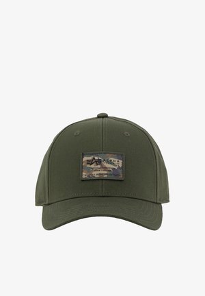 Olive roheline müts kumerate viies ja ristküliku kujulise kamoflaažiplaadiga, millel on ees tikitud "Alpha Industries" tekst ja logo.