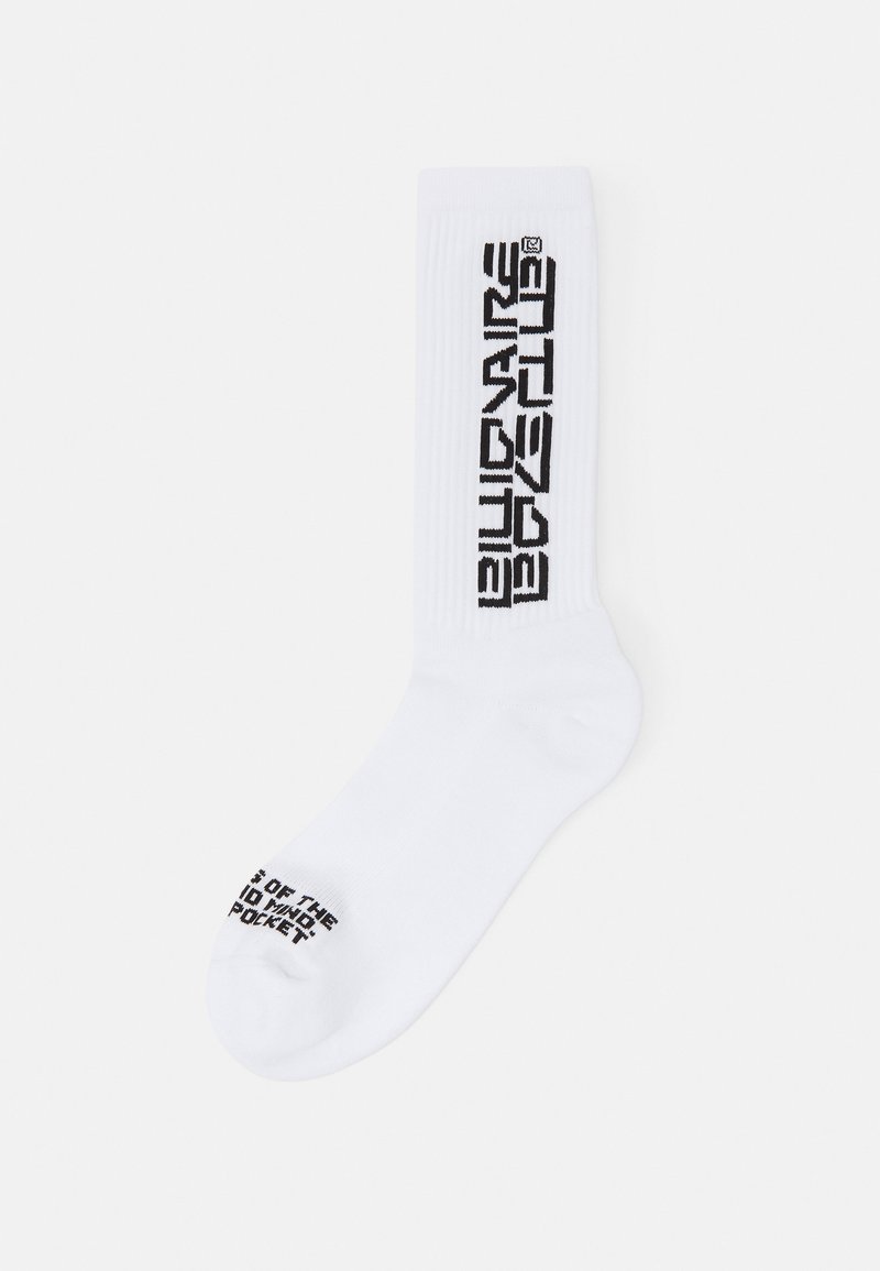 Meia de algodão branca com textura canelada, texto preto que diz "BILLIONAIRE" de um lado e "OF THE IDOL MIND POCKET" perto do pé.