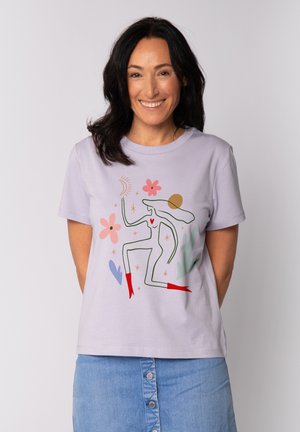 Lavendelfarbenes T-Shirt aus Baumwolle mit einem bunten, abstrakten Design, das Blumen, eine Figur und rote Akzente zeigt. Mit kurzen Ärmeln und Rundhalsausschnitt.